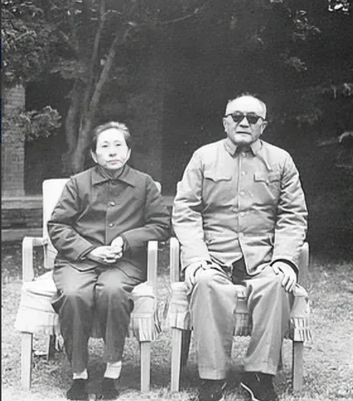 1952年，黄克诚的岳父贩卖鸦片，被判死刑，行刑前，黄克诚找到了负责此案的干部，