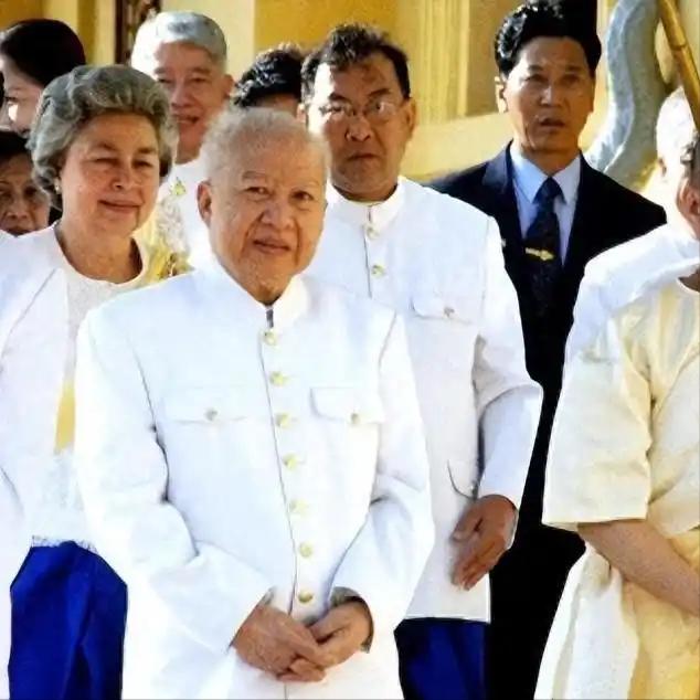 很多人有疑问柬埔寨国王为啥不在本国养病，非要来我国做手术？朋友的一句话让我豁然开