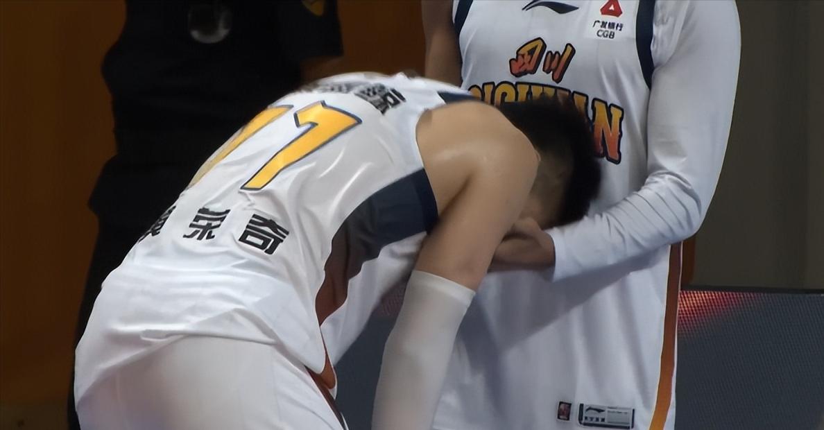 黄荣奇道歉认错！昨天下午，四川男篮96：98输给福建男篮！对于球队季前赛的首