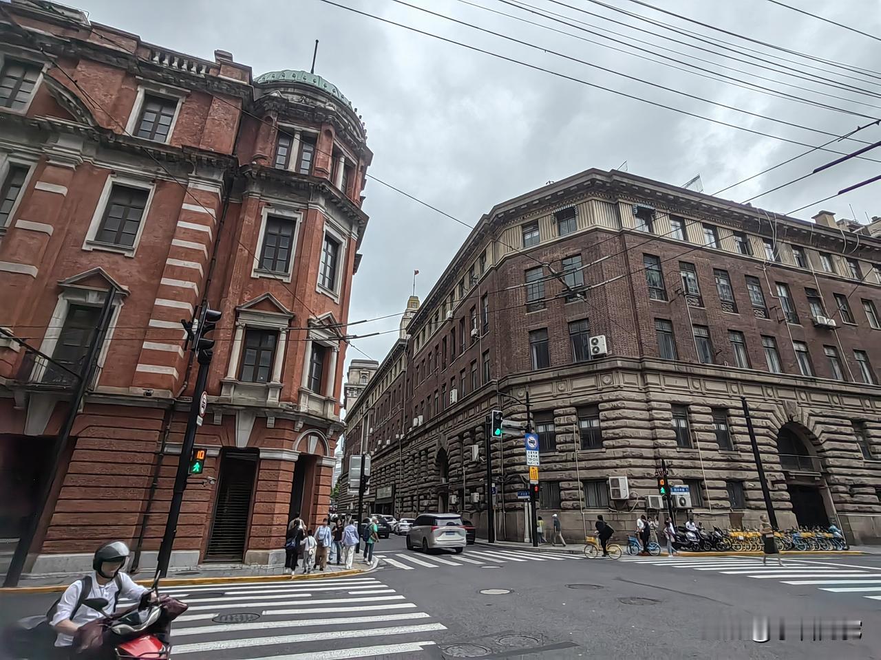 上海汉口路风景平时都是在外滩走，今天在与外滩平行的一条街上逛，真正的万国建筑在