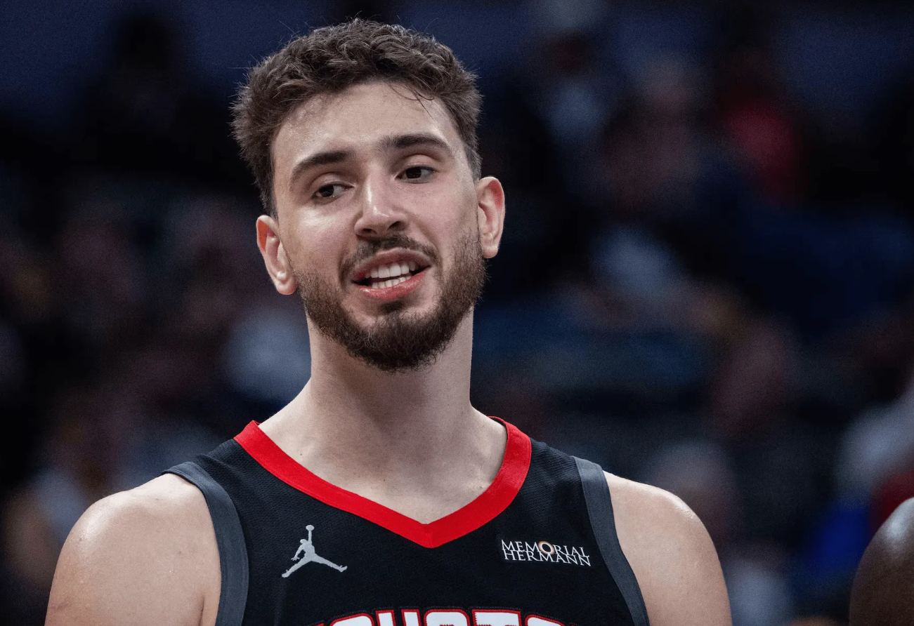 NBA常规赛，火箭主场迎战勇士的比赛已经结束，最终火箭以113-115惜败勇士。