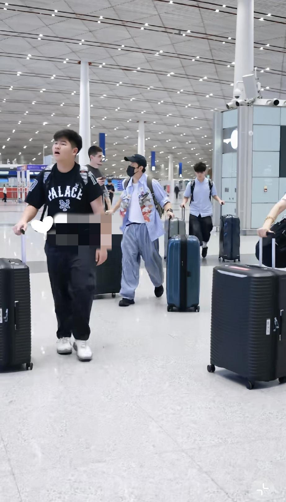 9月6日一大早，胡可一家四口现身北京机场，小鱼儿和安吉要去英国读书了，小鱼儿12