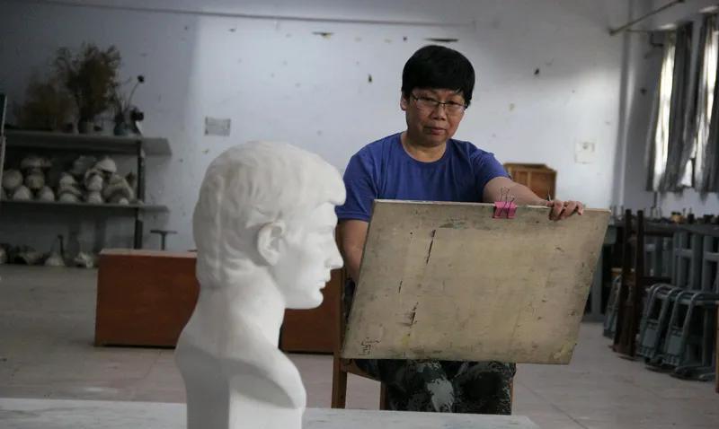 2014年8月退休的小学高级教师（相当于现在的一级教师职称）1975年高中毕业，