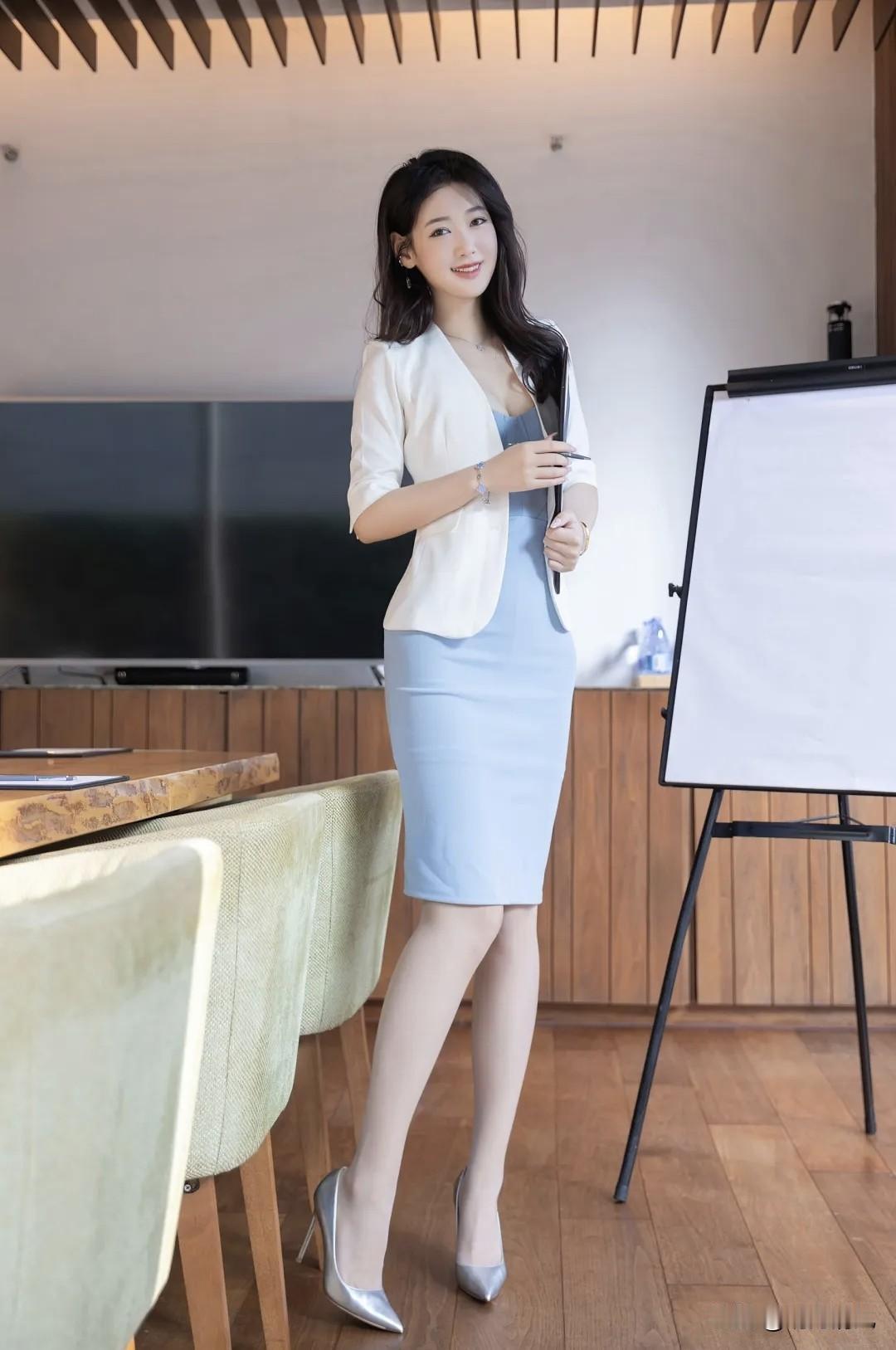 说真的，白西装真是职场“万金油”单品。最近开会时注意到一位同事，用挺括的白西