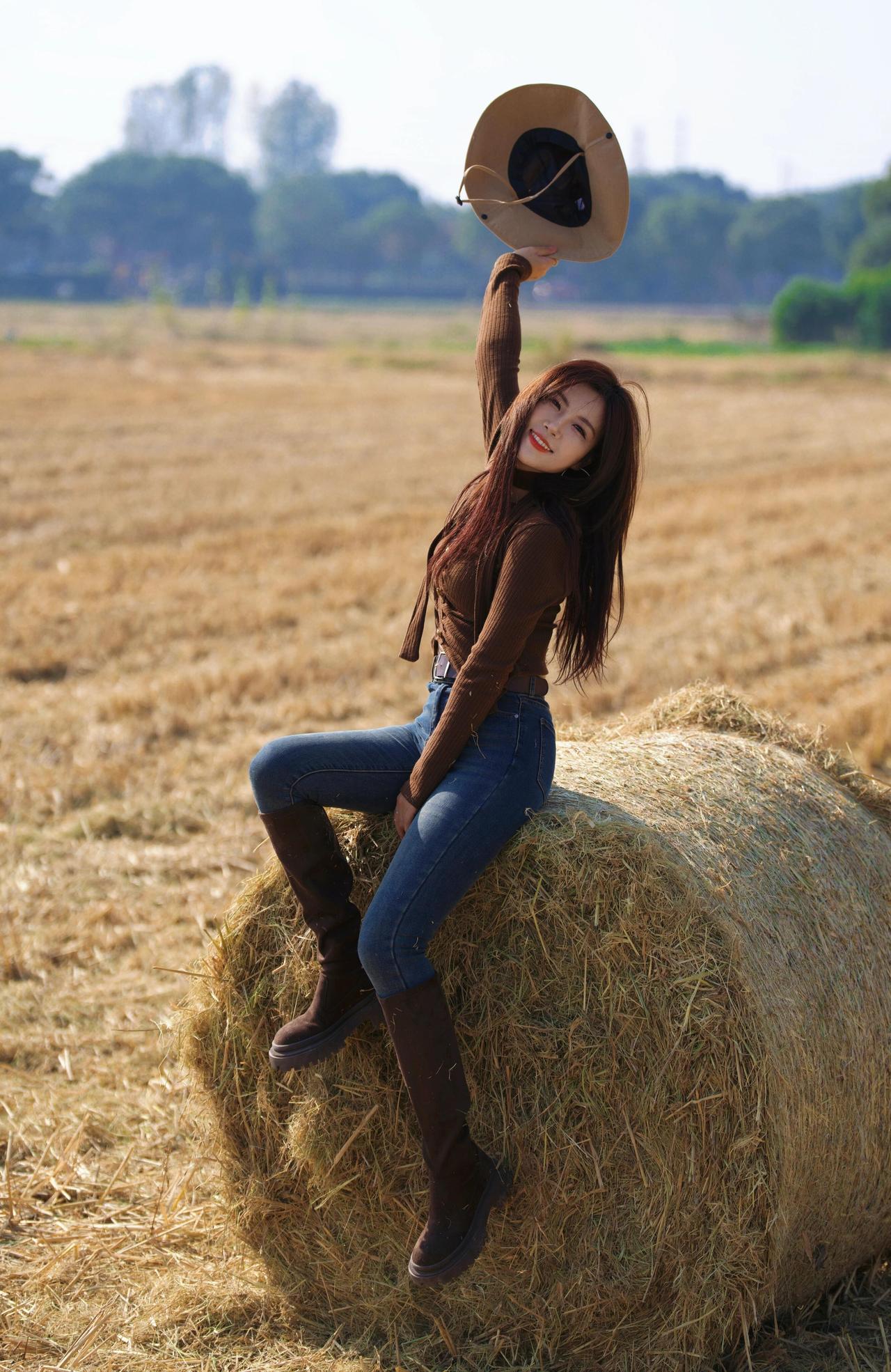 农村午后的草垛简直是天然摄影棚！阳光懒洋洋洒下来，草垛堆得老高，往旁边一靠，头发