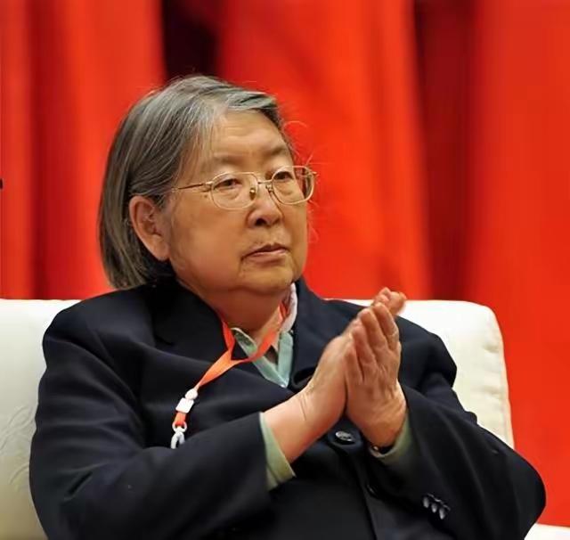 1976年，李敏含泪质问治丧委员会：“我哥哥还活着，为何名单上没他？”这一幕背后