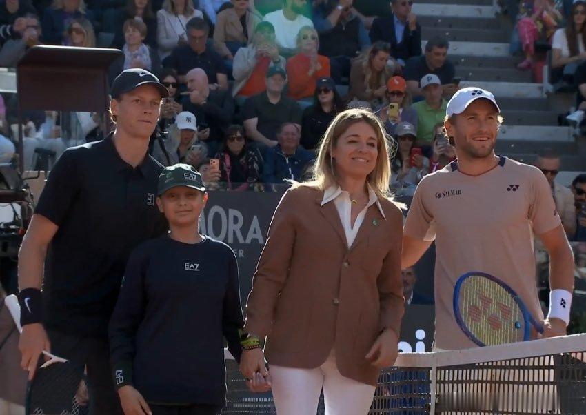 📊扬尼克·辛纳🇮🇹自2024年马德里站以来红土战绩：🎾对阵卡洛斯