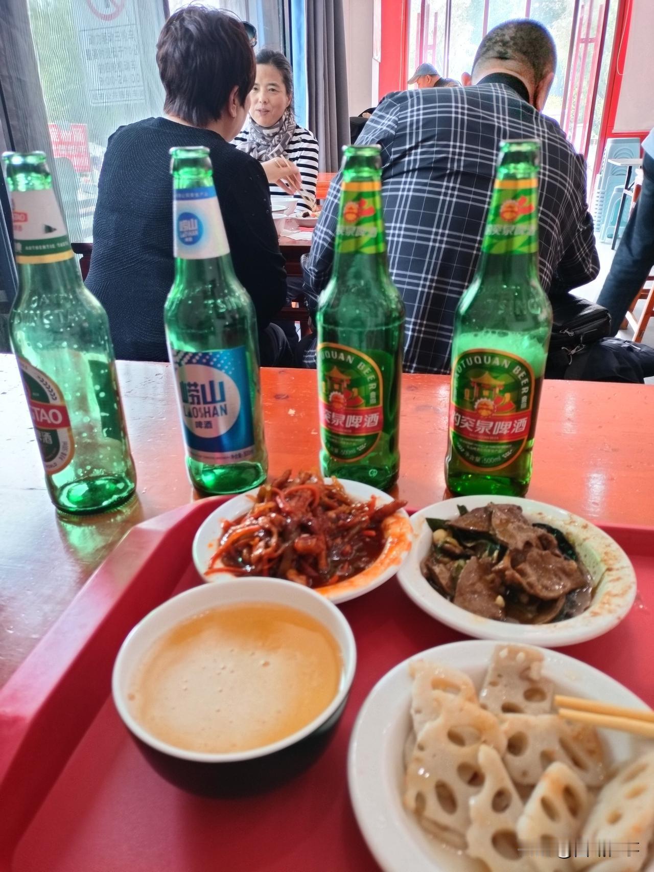 要想啤酒喝的爽、喝的尽兴，必须去青岛。济南市跑了很多条街，都看不到一个啤酒摊儿，