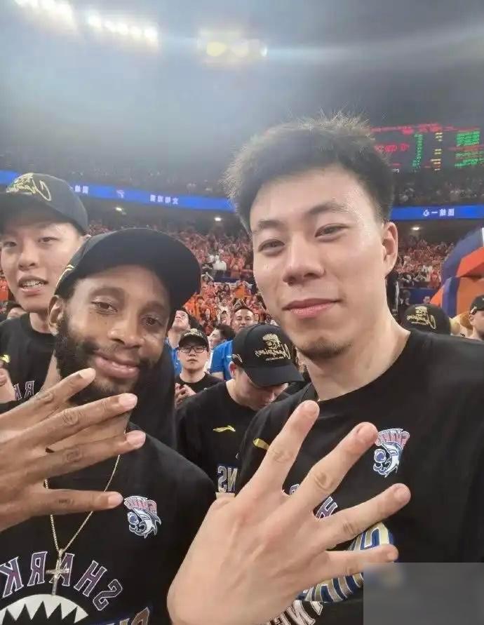 CBA现役至少夺得三次总冠球员名单周鹏（8次）刘晓宇（5次），这份榜单一摆出