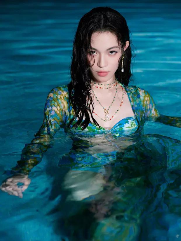 钟楚曦湿发泳池照太性感！似神秘美人鱼充满无尽诱惑​​​