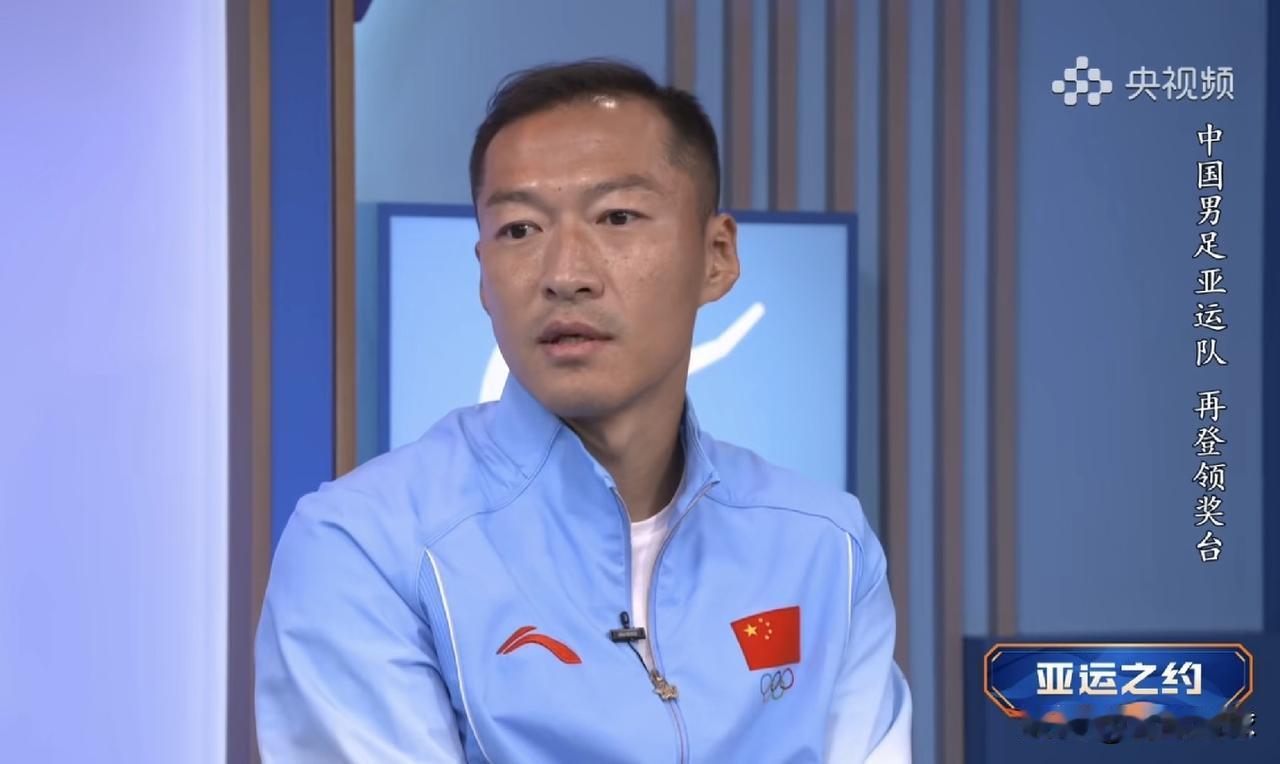 赛后被问最先感谢谁，吴曦第一时间想到球迷，无数球迷看了泪流满面。主持人问吴曦：