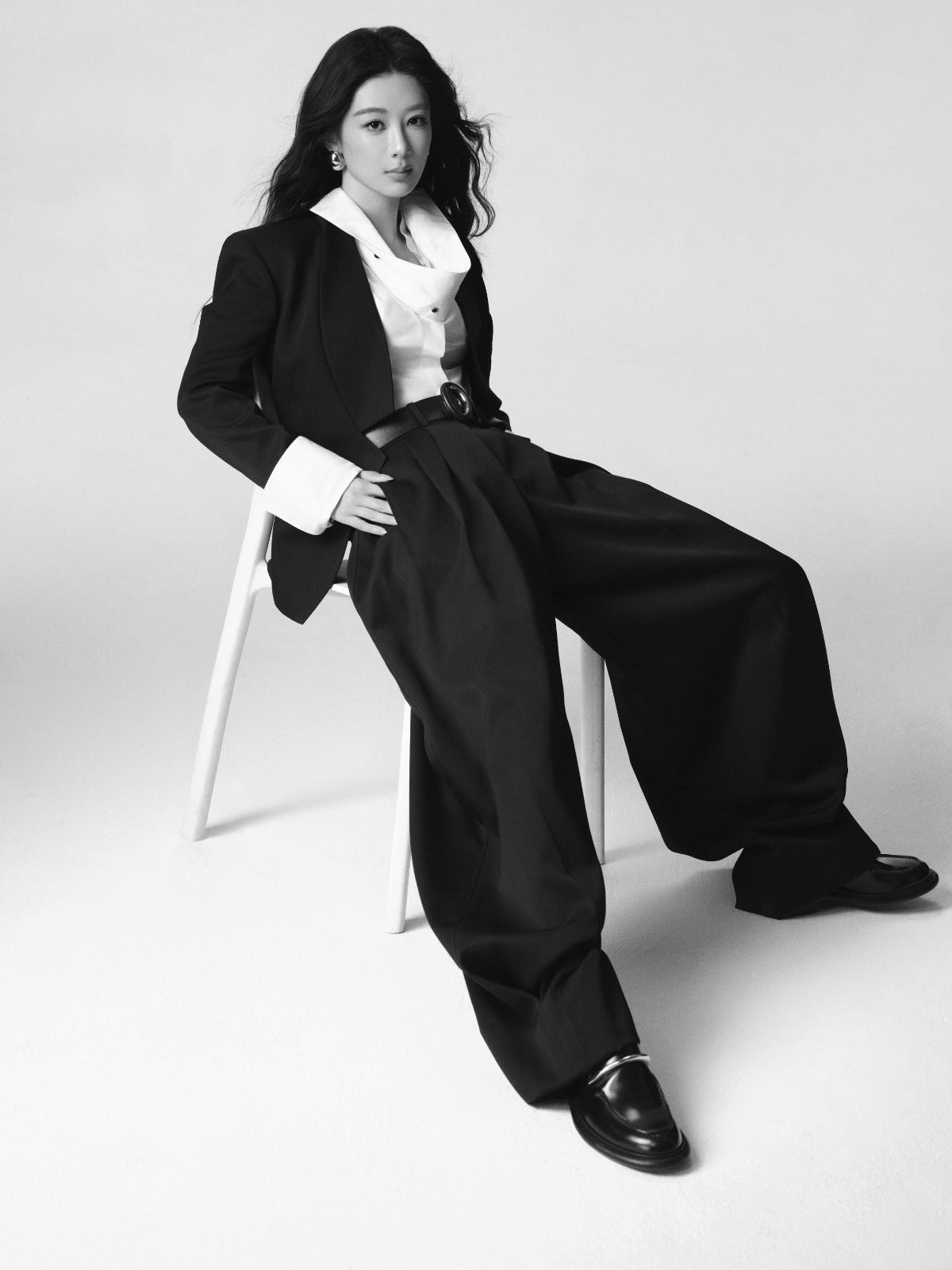 GIVENCHY纪梵希正式宣布演员杨紫成为品牌代言人。白玉兰视后无缝衔接全新成衣