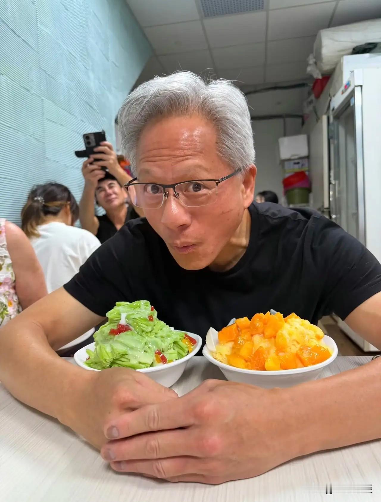 忙于全球事务的黄仁勋现年63岁，专程返台陪伴双亲共进家宴。其父黄兴泰已是96岁高