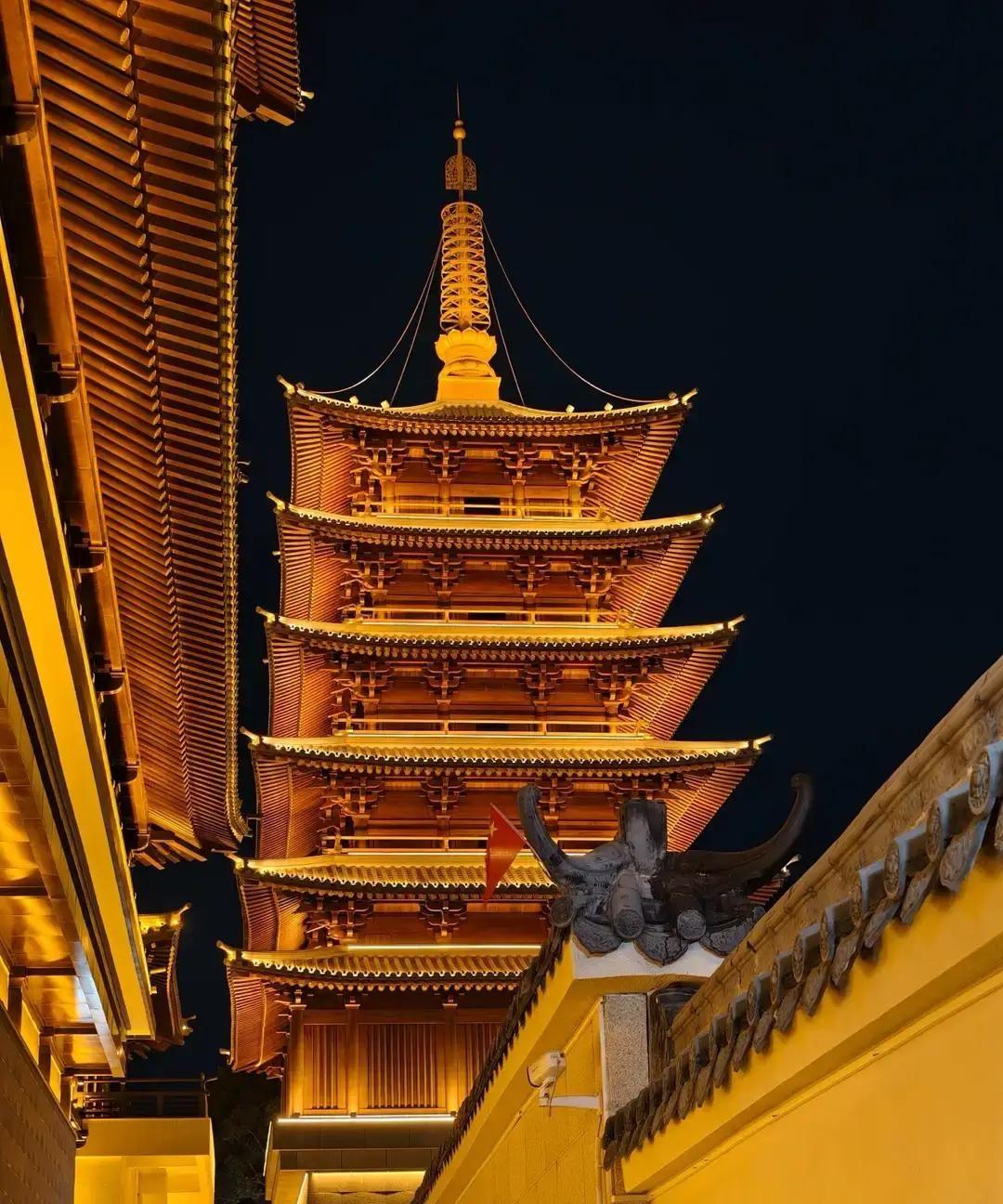 林女士半年前在聚会上认识余先生，两人火速暧昧，她以为遇到真爱，回家跟老公摊牌，结