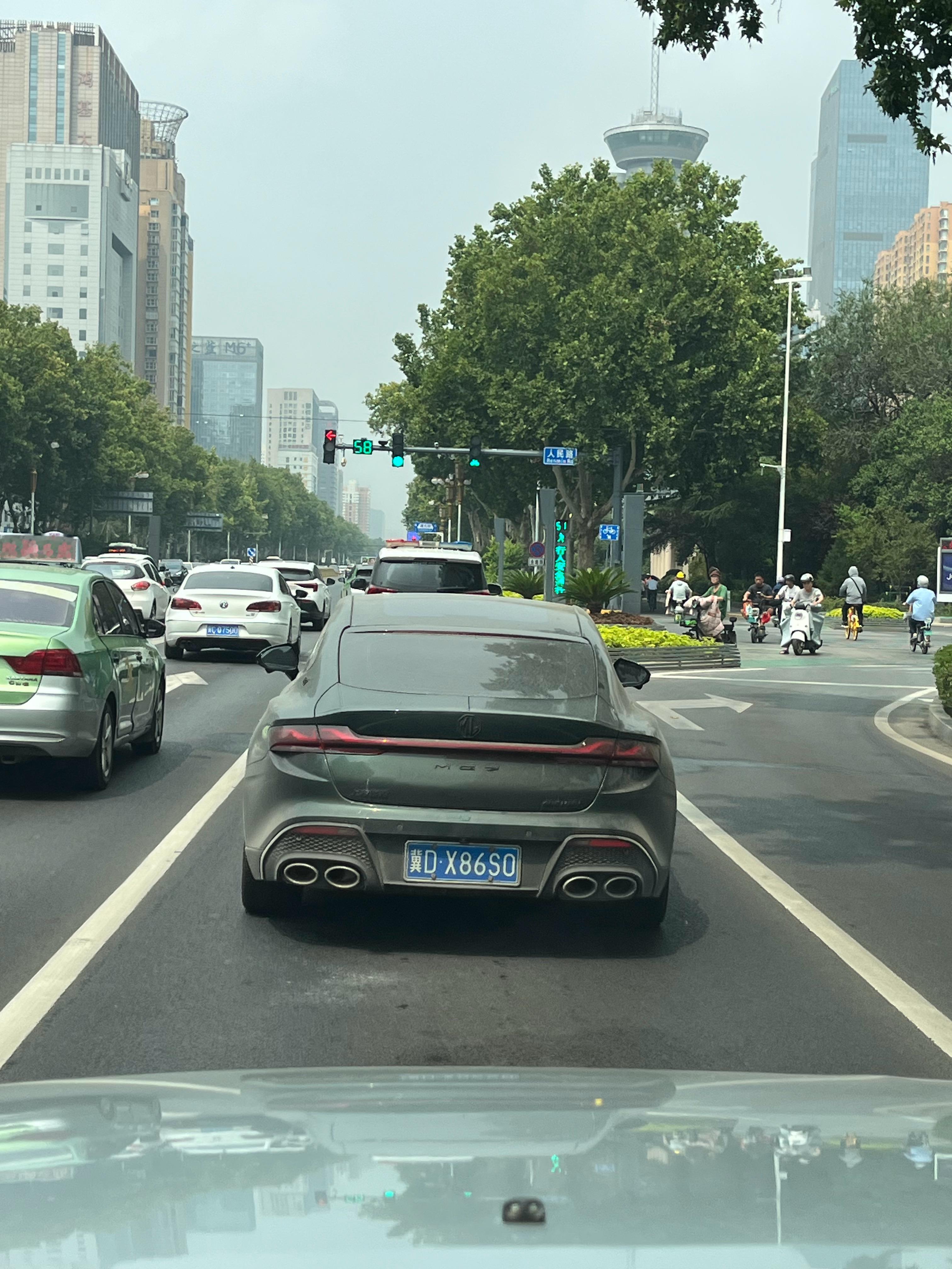 这巨大的四出排气，至少得是个V8吧[doge]​​​