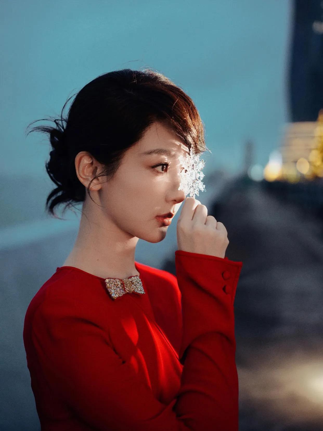 🧨新年红裙还得看杨紫！江边暮色里一袭艳红，剪裁利落衬得身姿窈窕，钻饰点缀更是