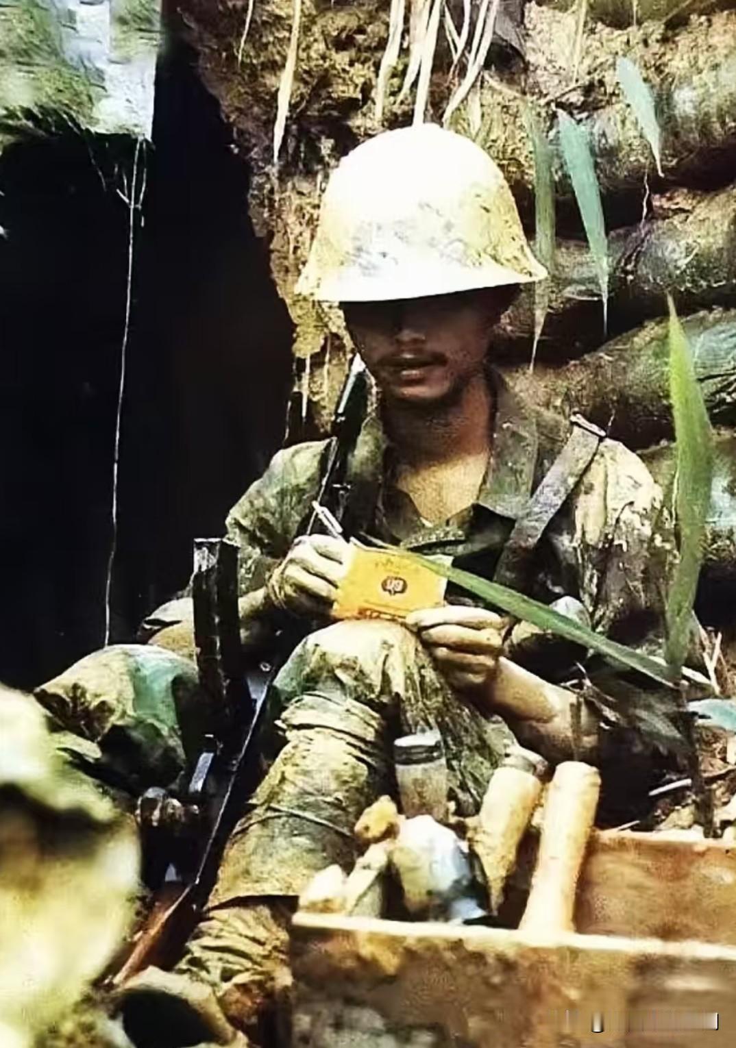 1985年，一位战地记者拍到一位年轻战士在书写的画面，令人动容。这位战士身穿军装