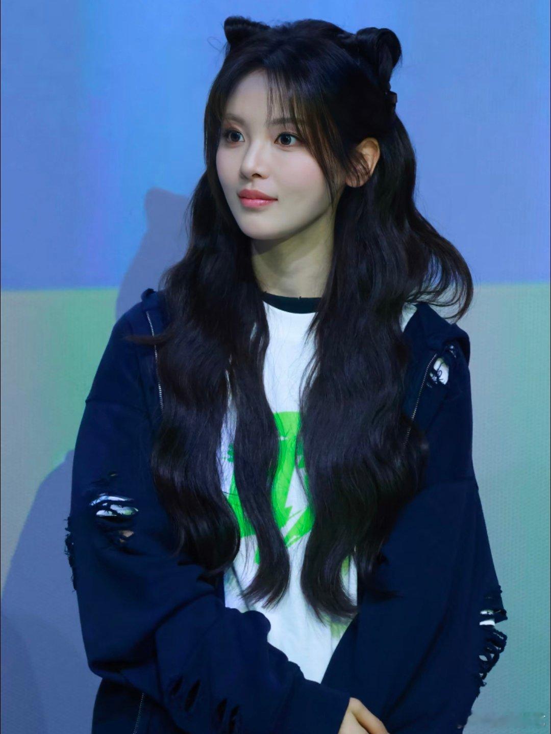 请杨超越把猫耳朵半永久真的太喜欢杨超越戴猫耳的样子了，又软又萌还自带灵气，妥妥的