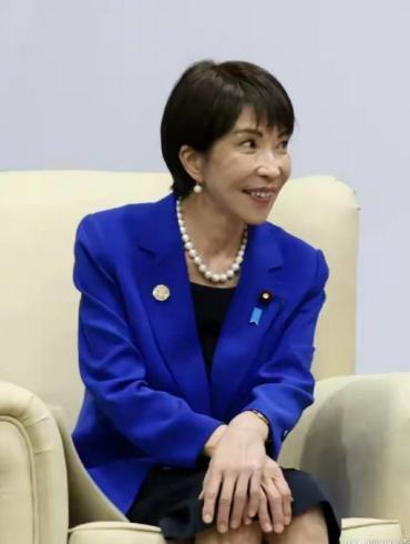 高市早苗最近被日本周刊销量第一的媒体《周刊文春》盯上了，一波接一波的下场狙击。