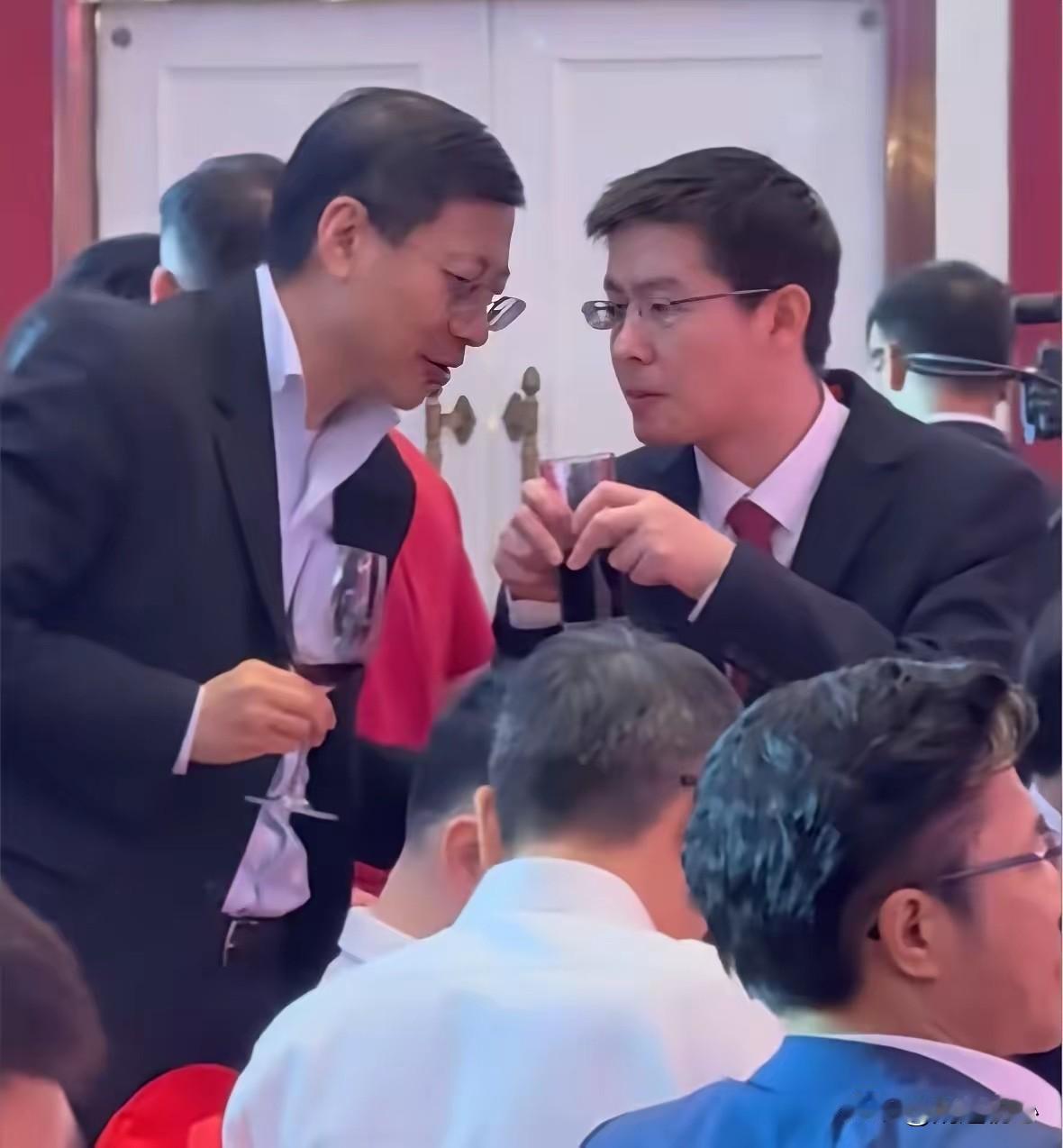 大家请看王兴兴的举杯姿势！比女婿第一次给老丈人敬酒还拘谨，他是在做表情管理还是真
