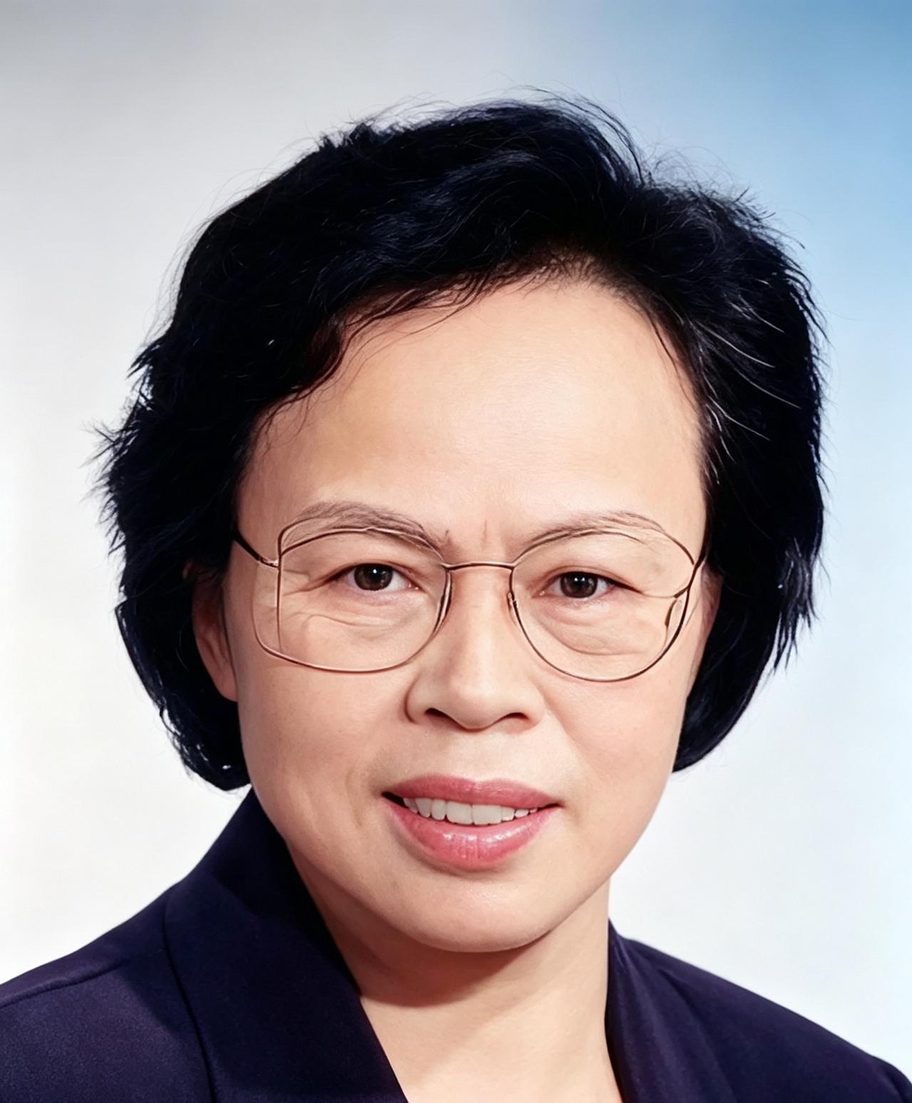 大别山走出的实干女干部，湖北罗田人。十七岁投身乡村建设，组织群众修水库、抓生产。