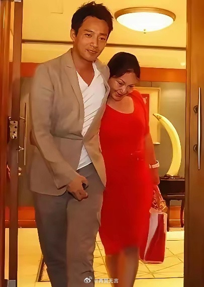 大S婚前，母亲黄春梅贵妇装扮光鲜；离婚后衣着朴素，尽显失落。她一生坎坷，嫁富家子