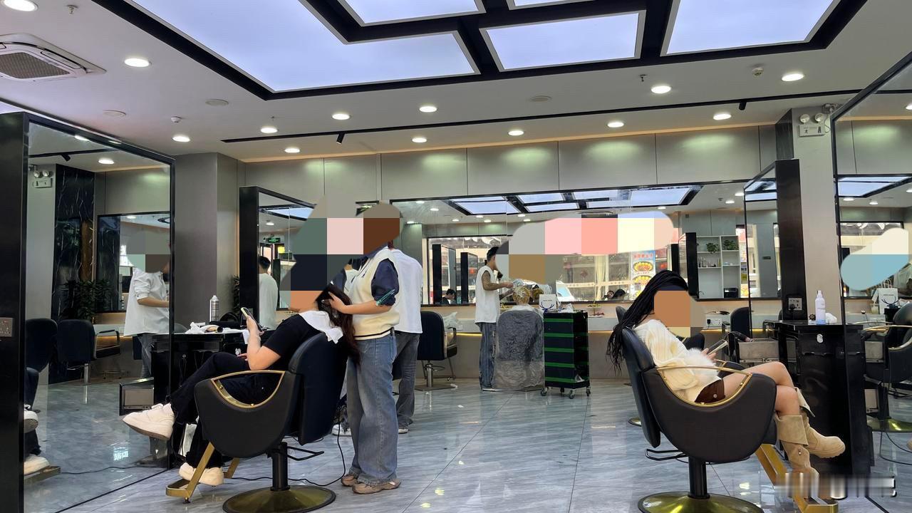 我发现还是女人的钱好挣啊。去理发店随便洗一下头按摩一下头部然后把头发