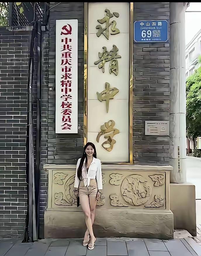 精益求精。是做事精尽善尽美的意思，不是贬义词，是褒义词。可现在精益求精这个成语