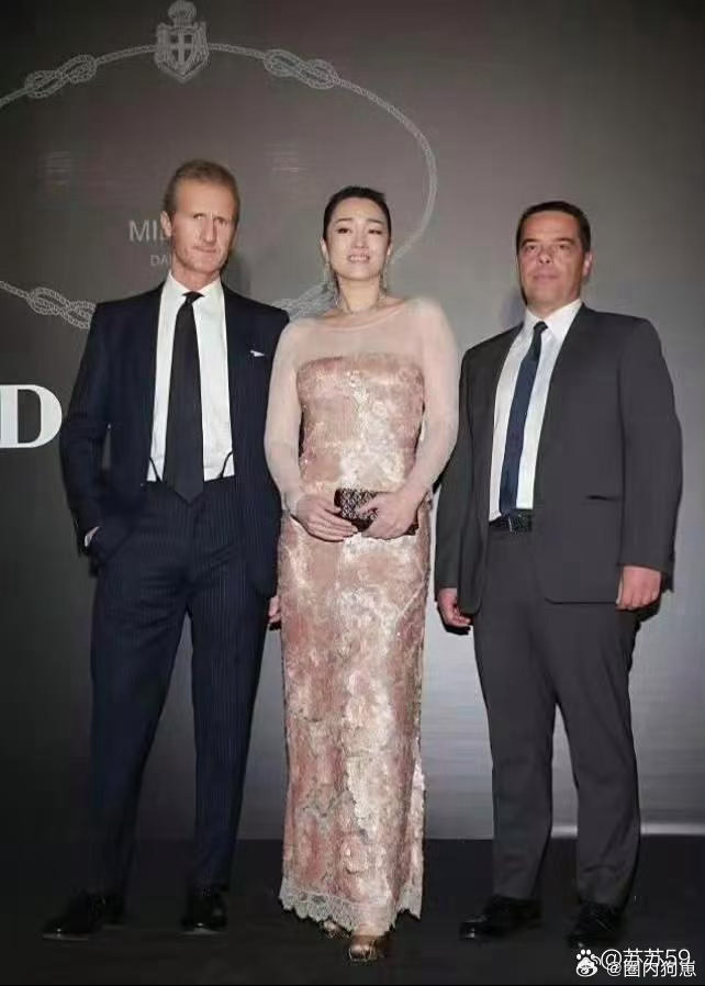 巩俐体态丰腴却丝毫不显臃肿，一袭亮片紧身裙勾勒曼妙曲线，华贵气场与独特韵味尽显十
