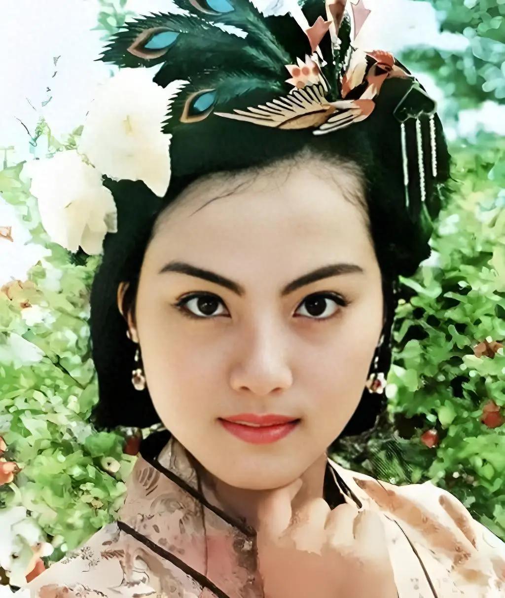 🌞1995年，28岁的乐韵纵身一跃，从13楼窗台跳了下来，她发泄般地狂呼：