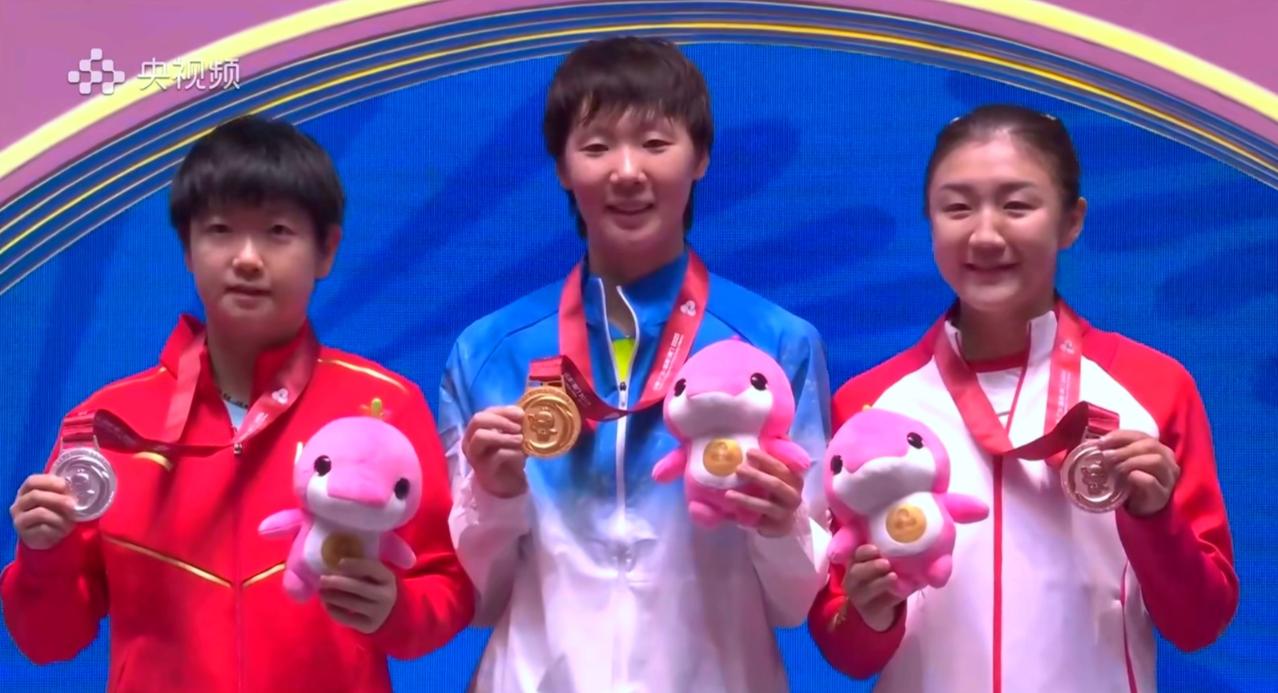 我宣布，这就是年度最佳的一张照片！你看她们仨站在台上，那笑容哪是装出来的？