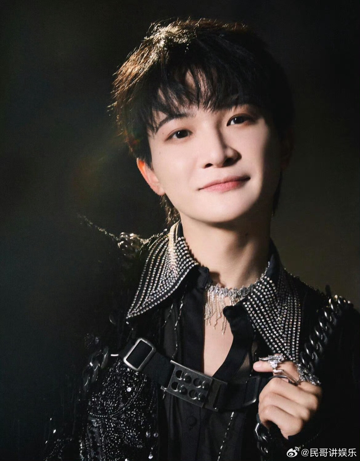 周深上午发歌晚上上桌周深把“趁热听”玩明白了！《求真》上午发歌晚上开唱，这“上