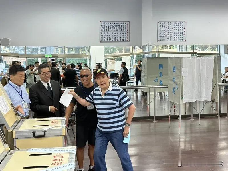 “你猜他投给谁了？”國民黨主席投票馬英九巧遇吳伯雄俏皮動作引全場大笑！