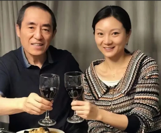 2000年，19岁的陈婷带50岁的张艺谋回家见父母。陈父问：“你今年多大了？”张