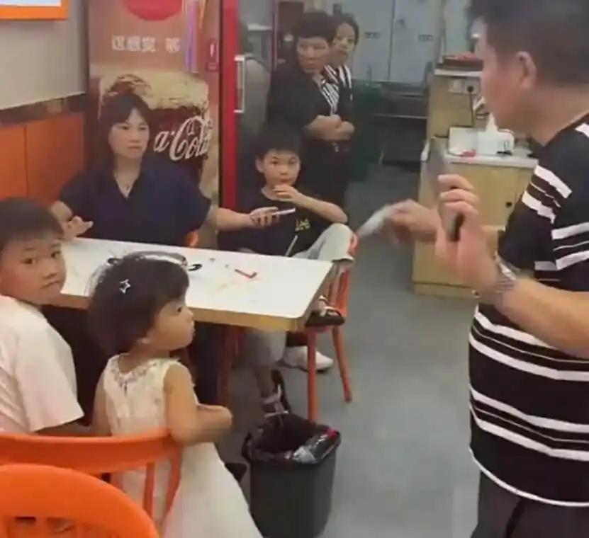 又发生在河南。面馆老板称消费者为“七匹狼”，现在的操作和武汉大学杨景媛有异曲同工