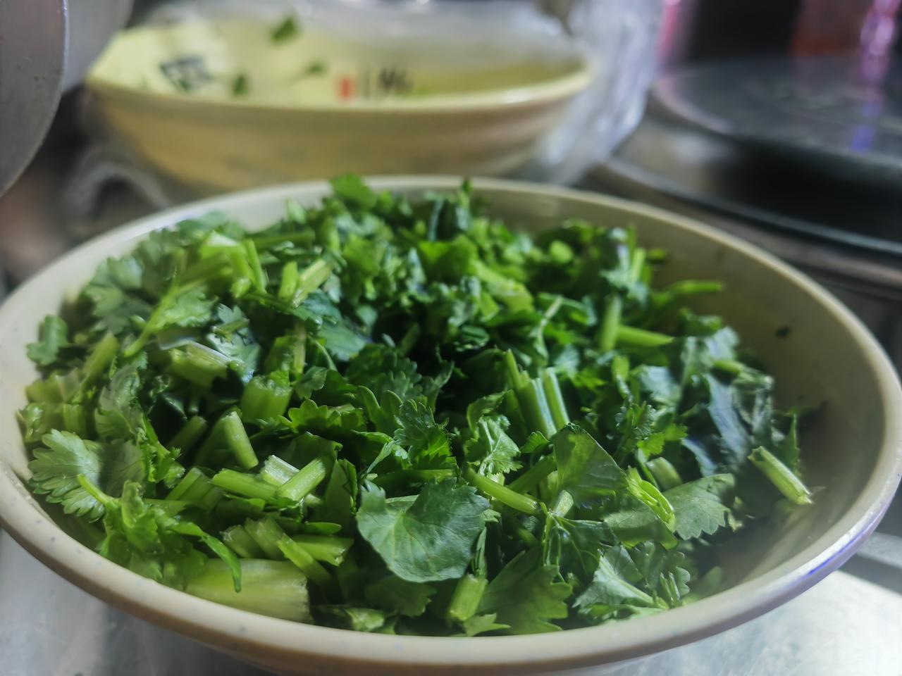 晚饭吃什么？吃点河粉加点香菜吧！[滑稽笑]我喜欢吃香菜，多少都可以吃。但我不喜欢