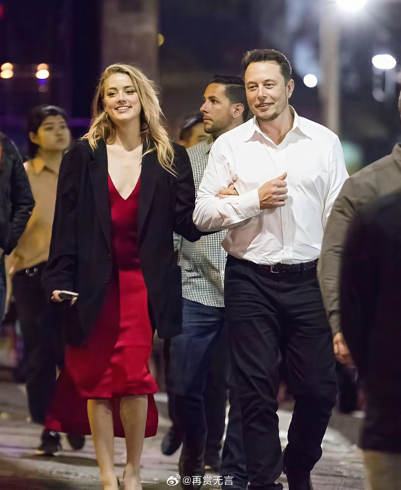 她是马斯克曾经最爱的女人。而他买下推特后，做的第一件事，就是封禁她。