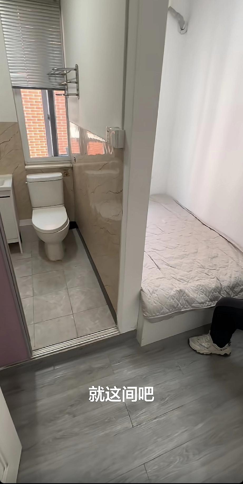 今天网上有一个很火的视频，点赞量好几万了，一个小伙在上海想租房子，中介带他来到这