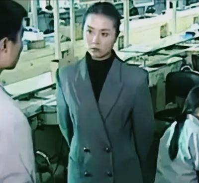 1995年，一名韩国女老板走进车间，威胁120多名中国员工：“全都跪下，不跪开除