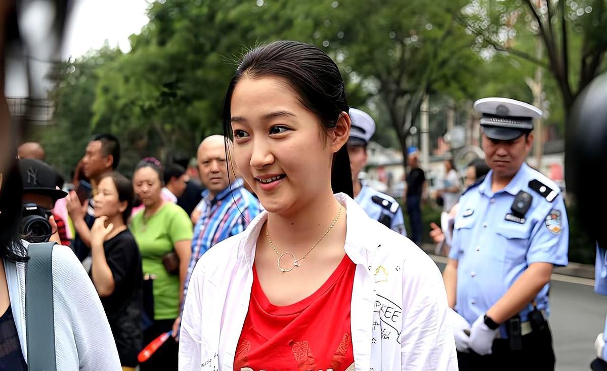 高考时期的关晓彤，从考场出来，满脸的胶原蛋白，带着可爱的笑容，充满青春朝气。突