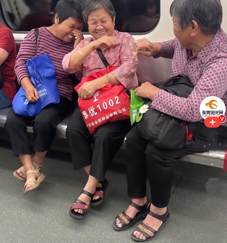 近日，在广东广州地铁上，无意间看到特别治愈的一幕……地铁里偶遇三位年过六旬的
