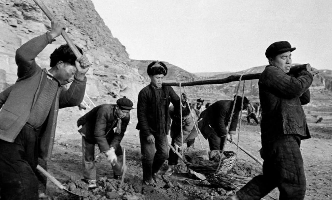 1961年，在湘潭乌石，彭老总又一次回故乡了。有乡亲拦路反映：“寒冬腊月，大队干