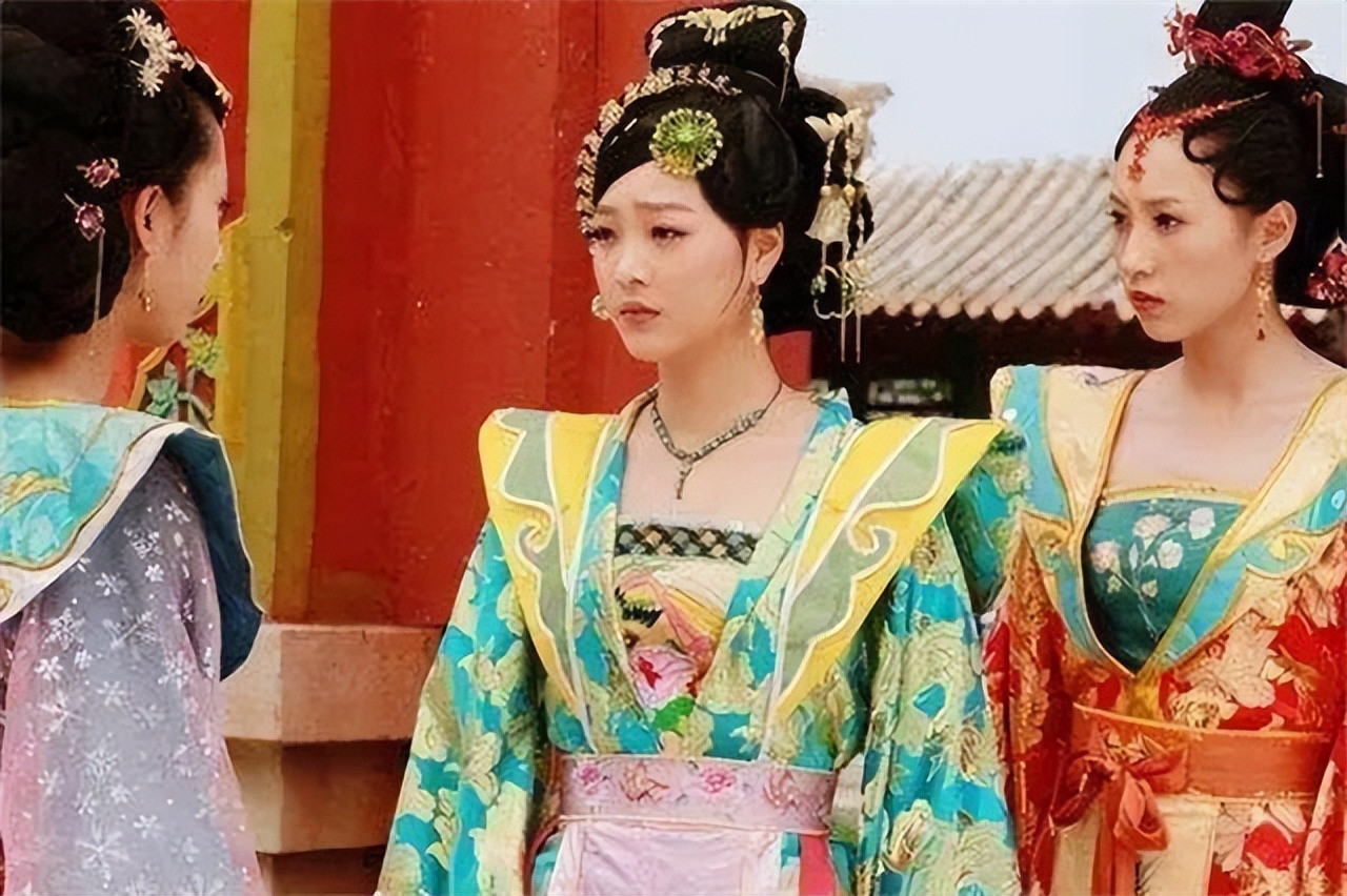 1407年，皇后徐妙云病逝，朱棣痛不欲生，发誓永不娶妻。可没想到转眼间，他就对小