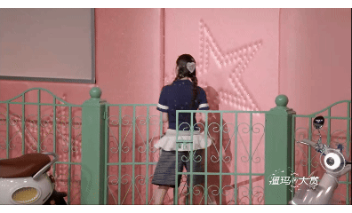 欧阳娜娜秀场生图杀手氛围感拉满的时尚大秀太惊艳了！色彩纷呈的梦幻秀场，交织着浪