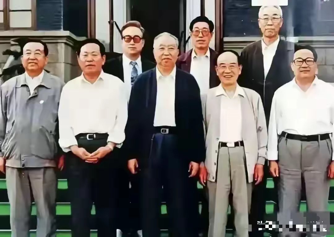 这张照片拍摄于1995年6月，是华国锋同志最后一次回到家乡山西交城县时，与山西省