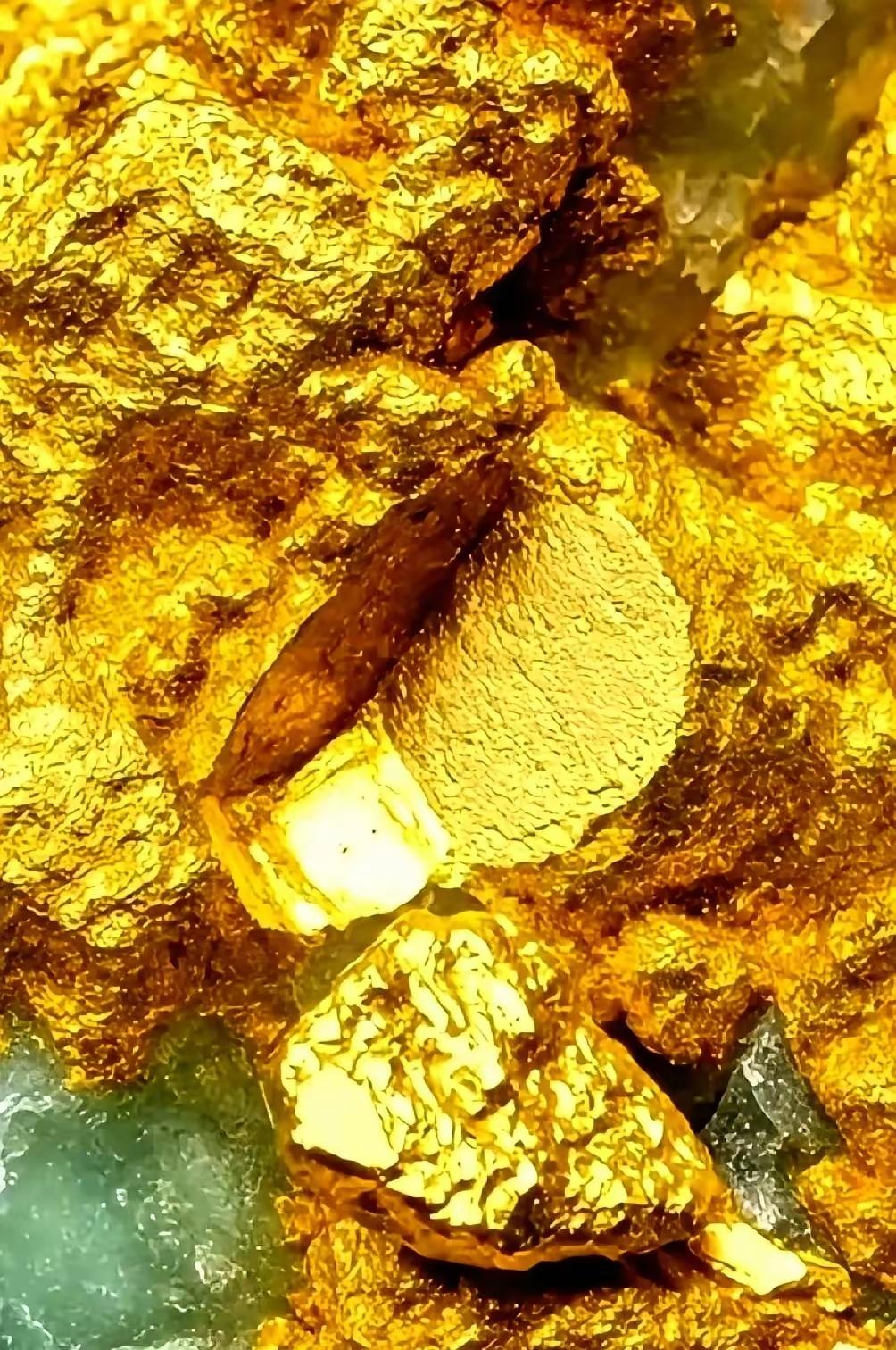 我跟你说个事儿，你听了别吓着。黄金涨价，根本不是什么市场缺货。这话可不是