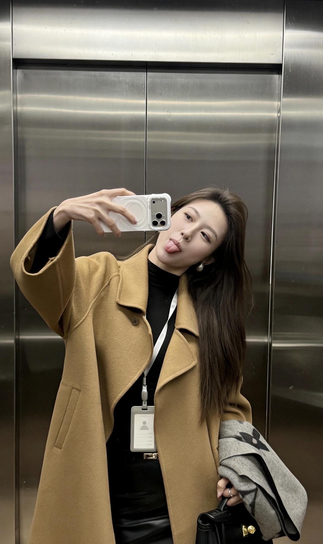 今日穿搭推荐以驼色长款毛呢大衣为主调，内搭黑色高领修身打底+黑色皮质包臀裙，搭配