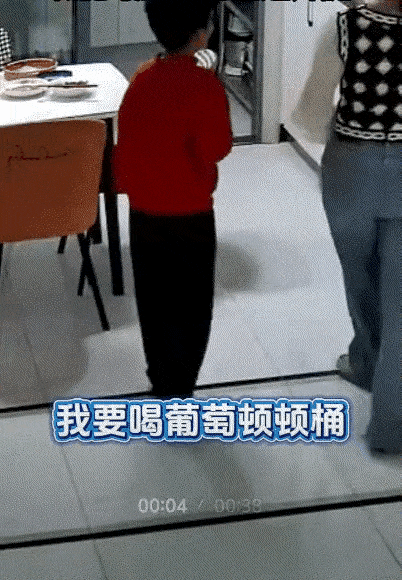 笑不活了！山东，一位妈妈正在减肥，结果站上秤称重后，发现体重不降反增，烦躁到训儿