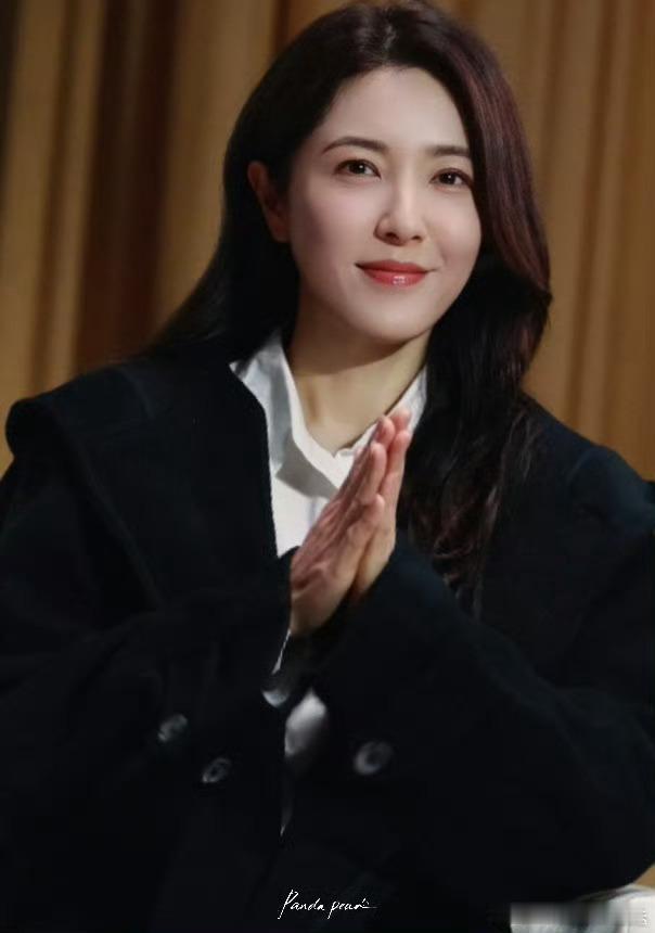 谁被曾黎这套黑色风衣造型戳中了！挺括风衣衬得身姿利落挺拔，内搭的白色衬衫又添了份