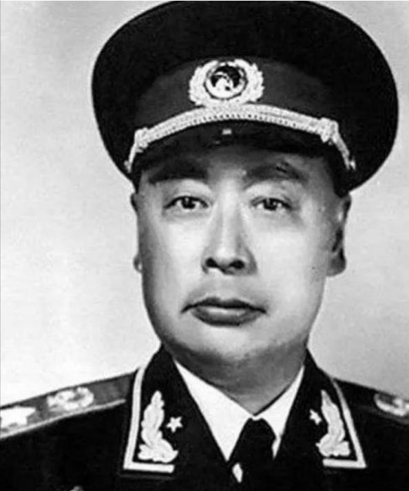 1955年全军授衔之前，刘少奇坚持反对给陈毅授元帅军衔，周恩来听闻此事，